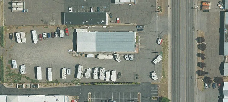 Flex Building with Yard Access