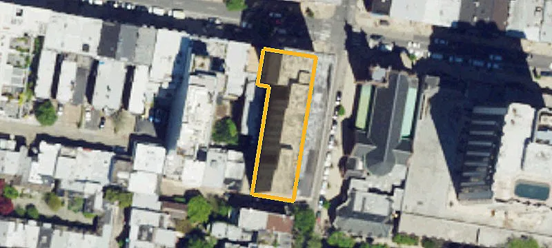 One-Bedroom Apartment in Elevator Building