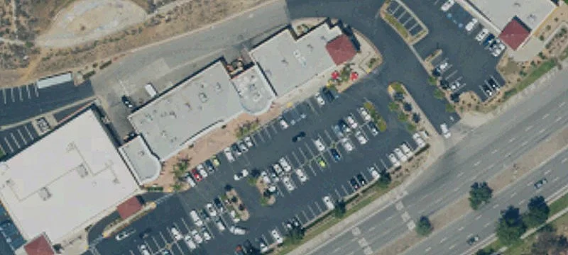 Shadow-Anchored Multi-Tenant Retail Shops