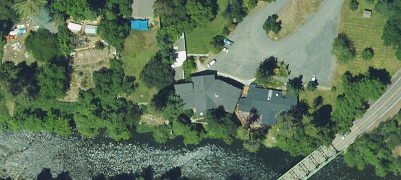 Lodge and Restaurant with River Decks