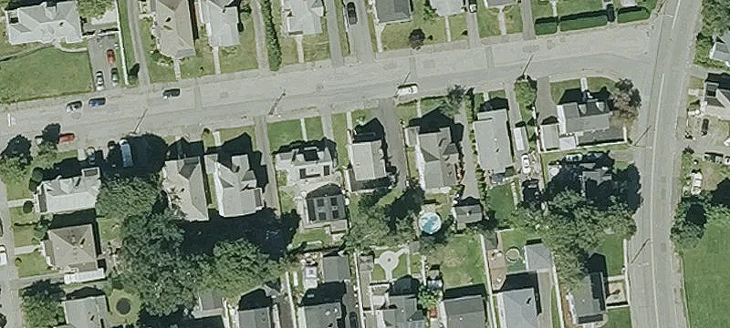 Two-Level 3BR Apartment with Backyard