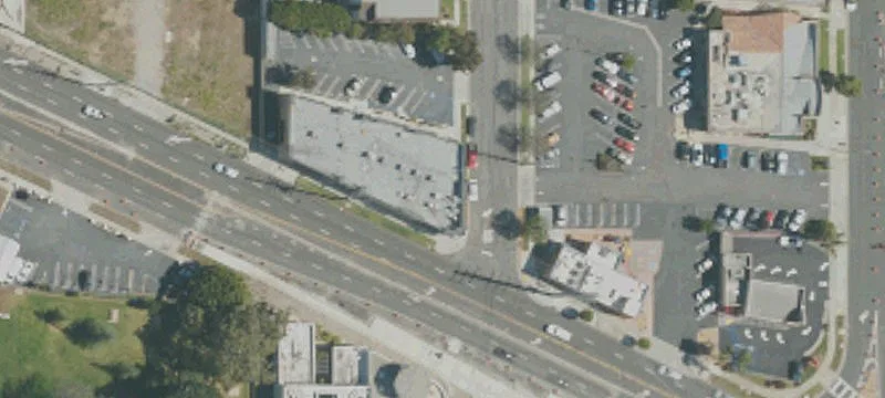 High-Visibility Storefront with Private Parking
