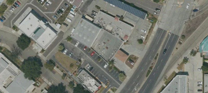 Single-Tenant Retail/Industrial Flex Building