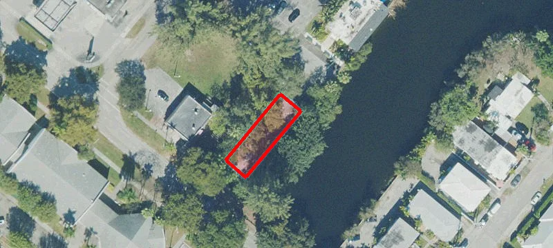 Freestanding Retail Building on Corner Lot