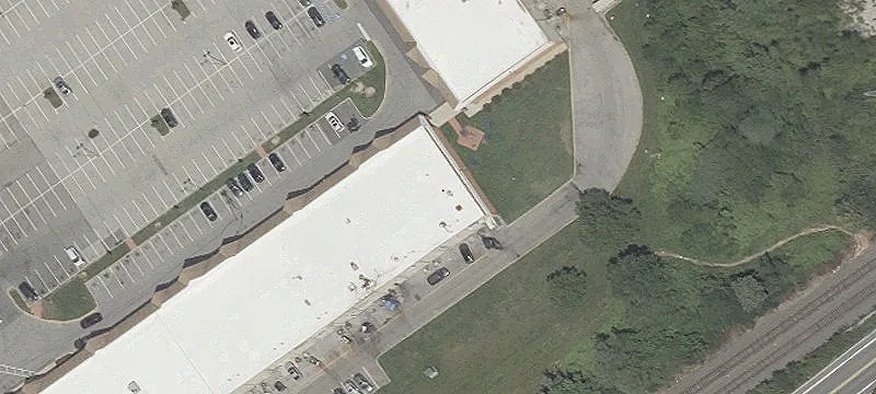 Inline Retail Space in Shopping Center
