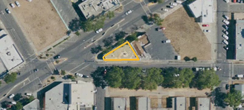 Retail In-Line Space in Four-Tenant Building
