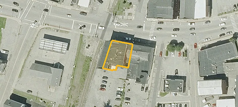 One-Level Retail Building with Corner Lot