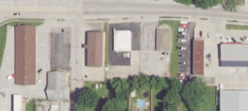 Dual-Entrance Retail/Office Building