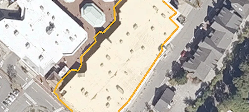 Outlet Shopping Center with Parking Garage