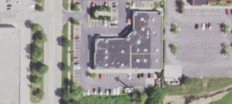 Retail End Cap in Shopping Center