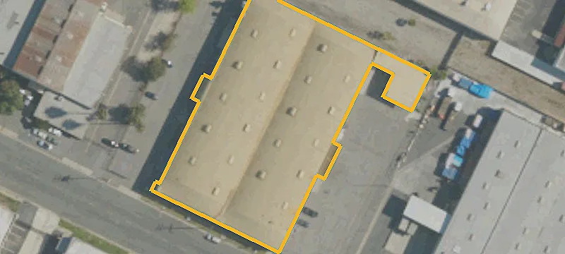 Warehouse with 4 Dock High Doors