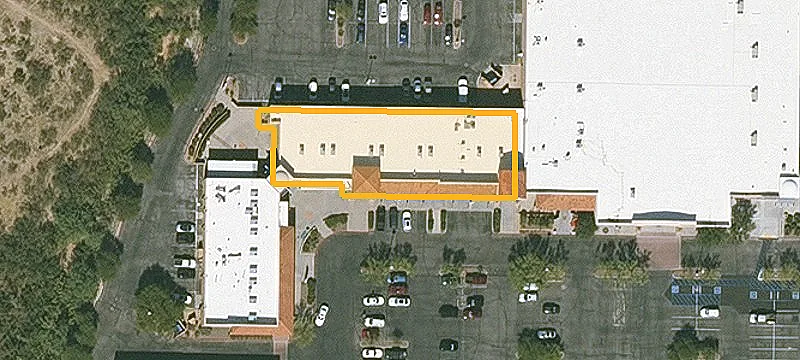 Shopping Center with Strong Signage Visibility