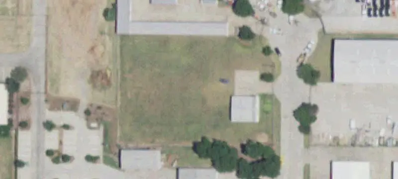 Metal Warehouse with Yard and Lift