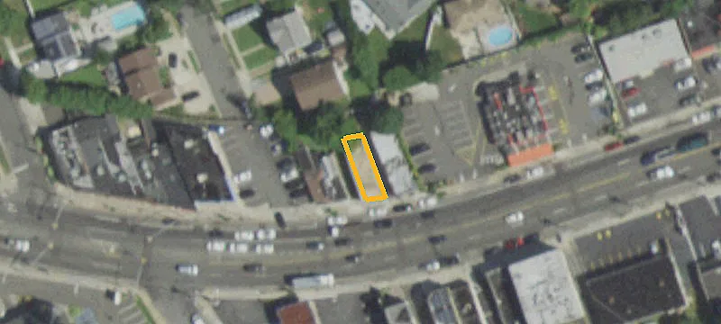Retail Space with Traffic Light Access