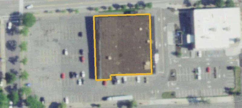 Grocery Store with Large Lot
