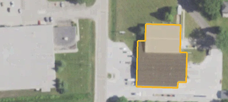 Column-Free Warehouse with Drive-Through