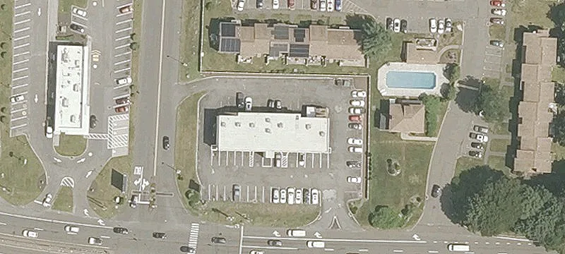 Retail Shopping Center With Elevator