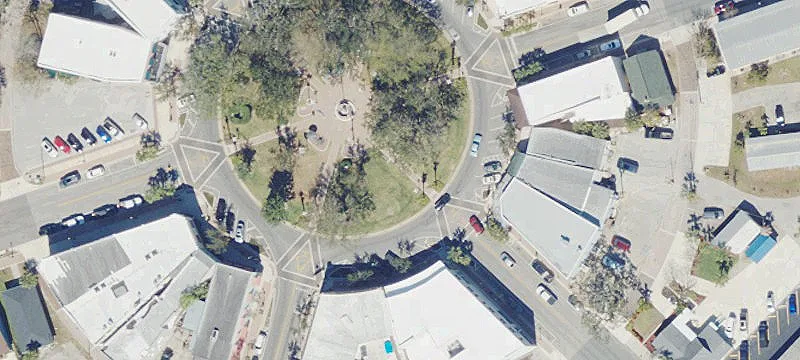 Retail Space in Plaza Setting