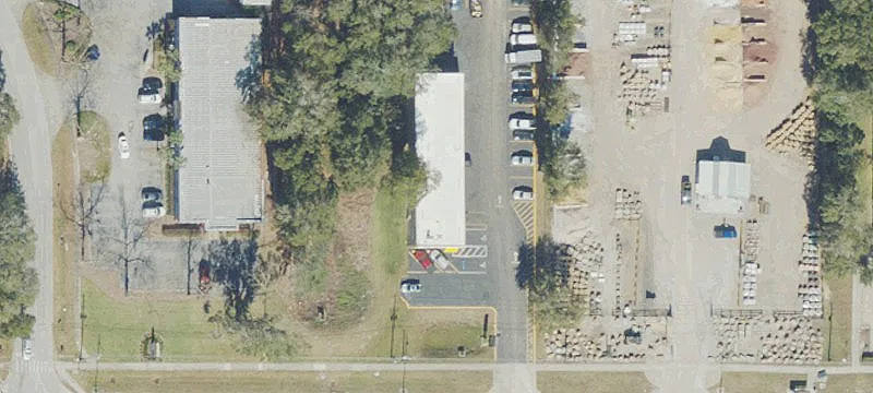 Freestanding Auto Service Center