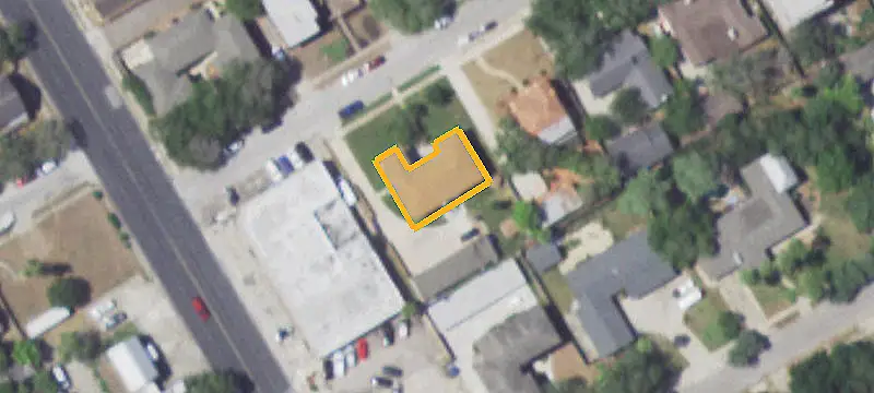 6-Unit Apartment Building
