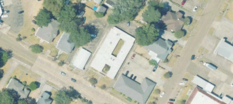 16-Unit Shopping Center with Connecting Doors
