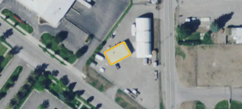 Fenced Flex Property With Yard