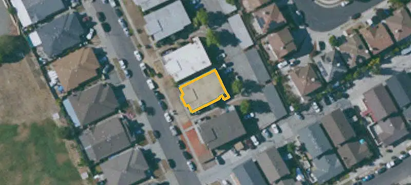 6-Unit Apartment Building