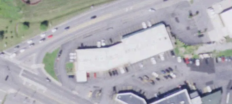 Retail Space in Plaza Setting