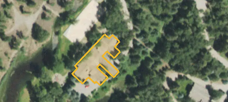 Riverfront Ranch With Three Homes