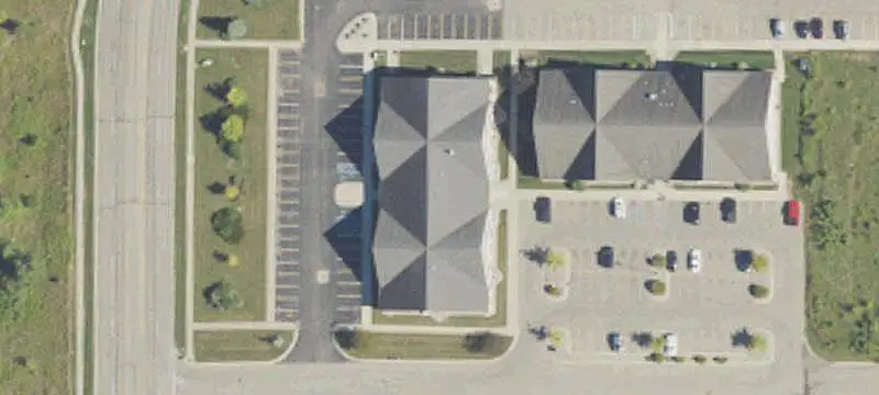 Office Building Near Retail Anchors