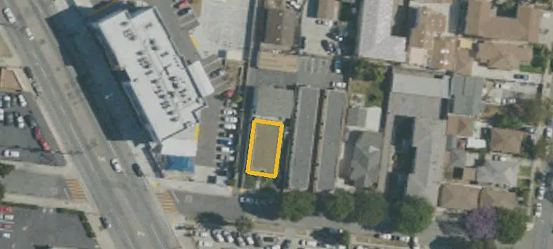 6-Unit Apartment Building