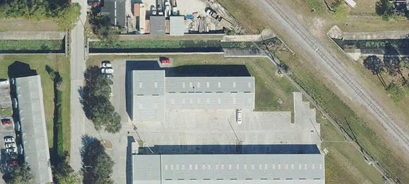 End-Cap Warehouse with 3 Roll-Up Doors
