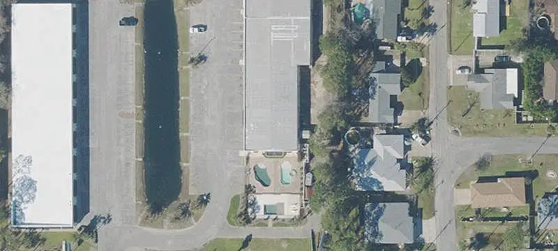 Six-Space Strip Mall with Vacancy