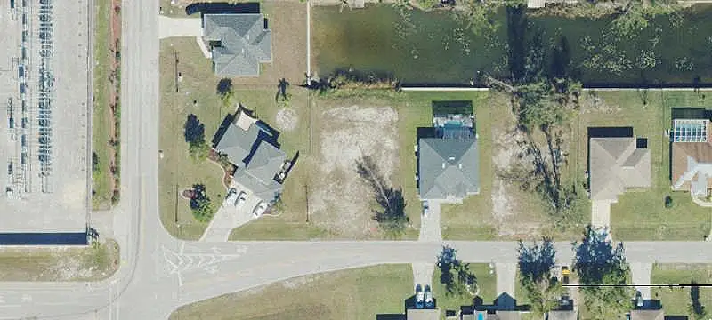 121 Se 16th St, Cape Coral, FL 33990
