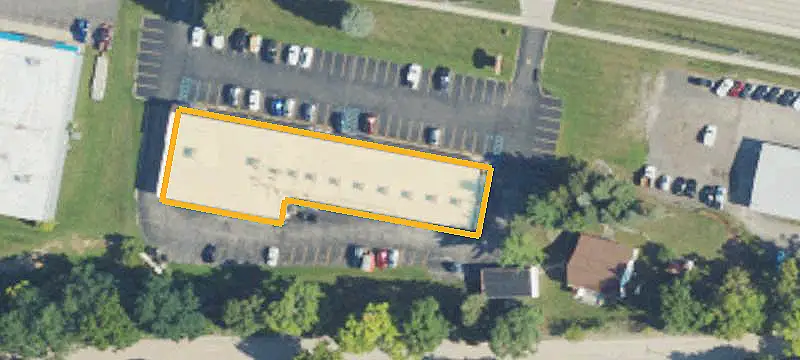Retail End-Cap with Private Rooms