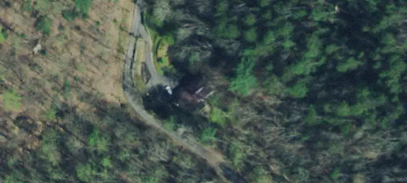 Short-Term Rental Chalet with Pond