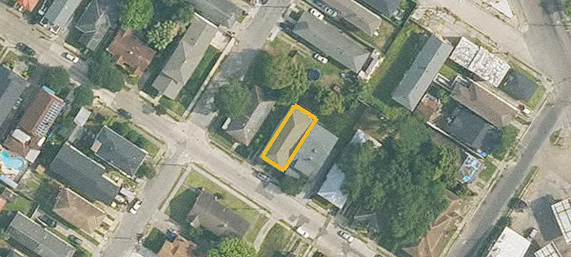 Three-Bedroom Duplex with Balcony