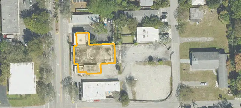 Freestanding Flex Space with Side Yard