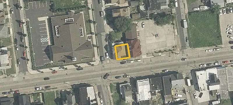 Flexible-Layout Storefront Property