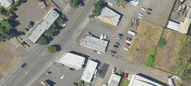 Single-Story Auto Parts Building