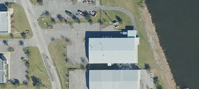 Flex Building with Truck Well