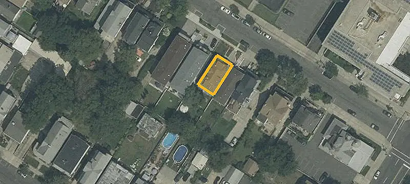 Multifamily Property Near Public Parking