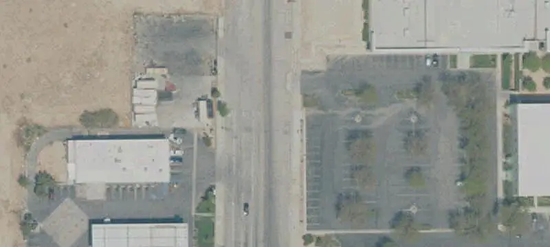 Open-Layout Retail Storefront