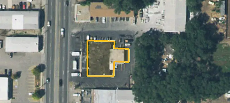 Shopping Center with Garage Space