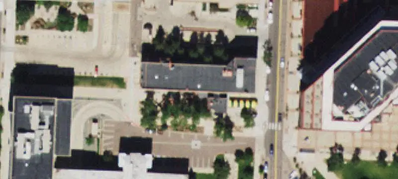 Office Building Near Downtown Amenities