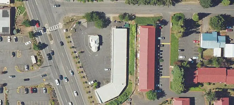 Retail Shopping Center With Vacant Unit