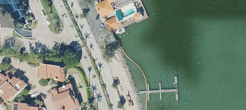 Wide-Beam Yacht Slip With Lift