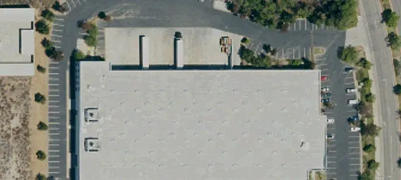 Distribution Center with Dual-Side Loading