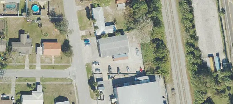 Standalone Warehouse with Grade-Level Doors