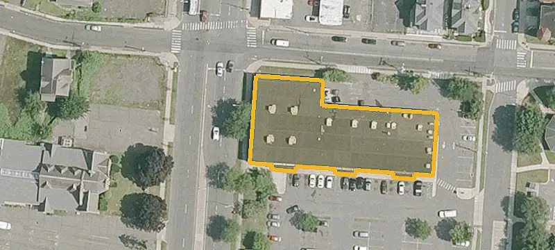 Retail Endcap in Corner Plaza